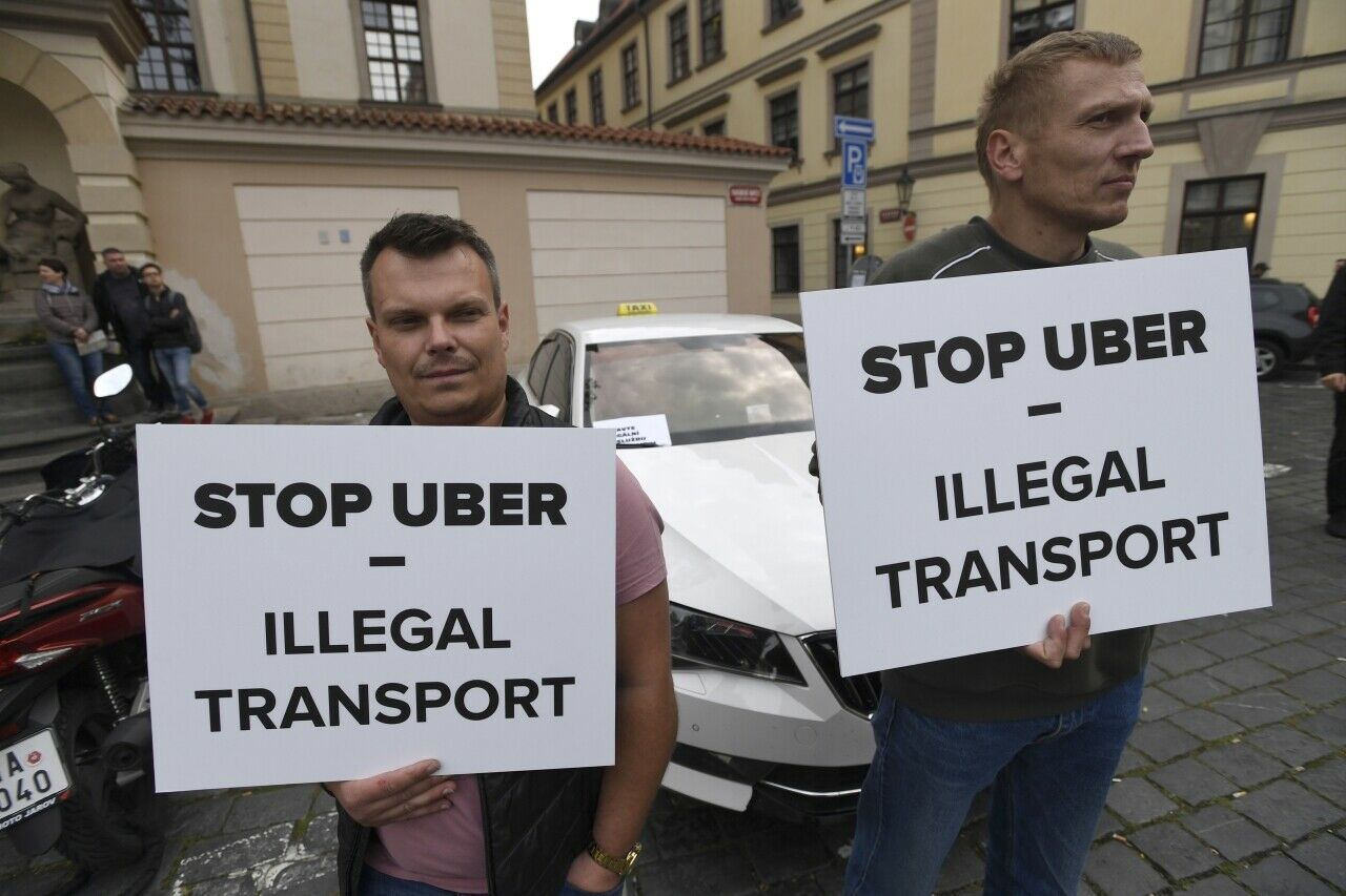 In vielen Ländern, hier Tschechien, gab es Proteste gegen Uber. In Norwegen stellt Uber nun einen DIenst mit privaten Fahrern ein