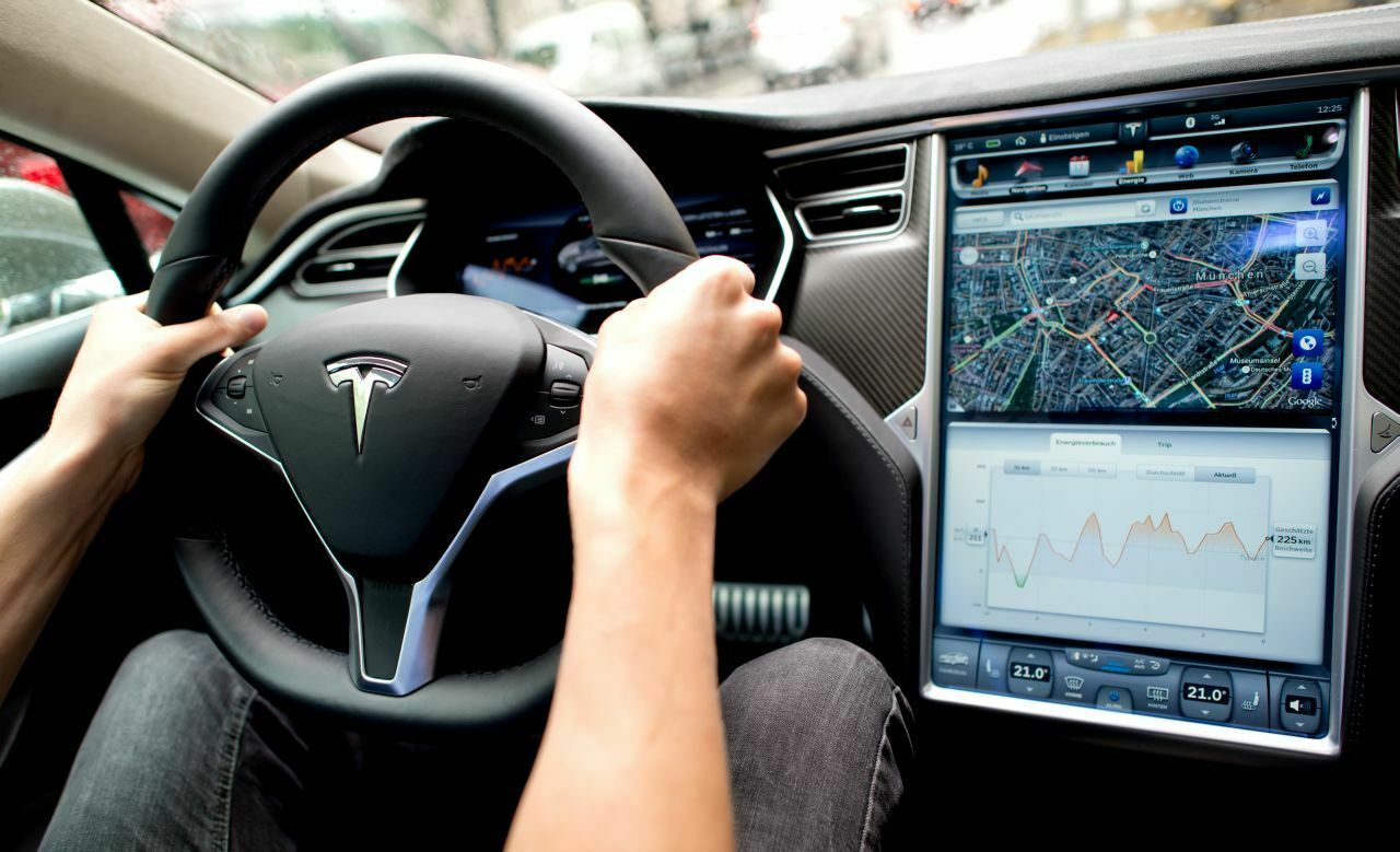 Tesla Model S: Über den großen Bildschirm werden viele Funktionen des Fahrzeugs gesteuert