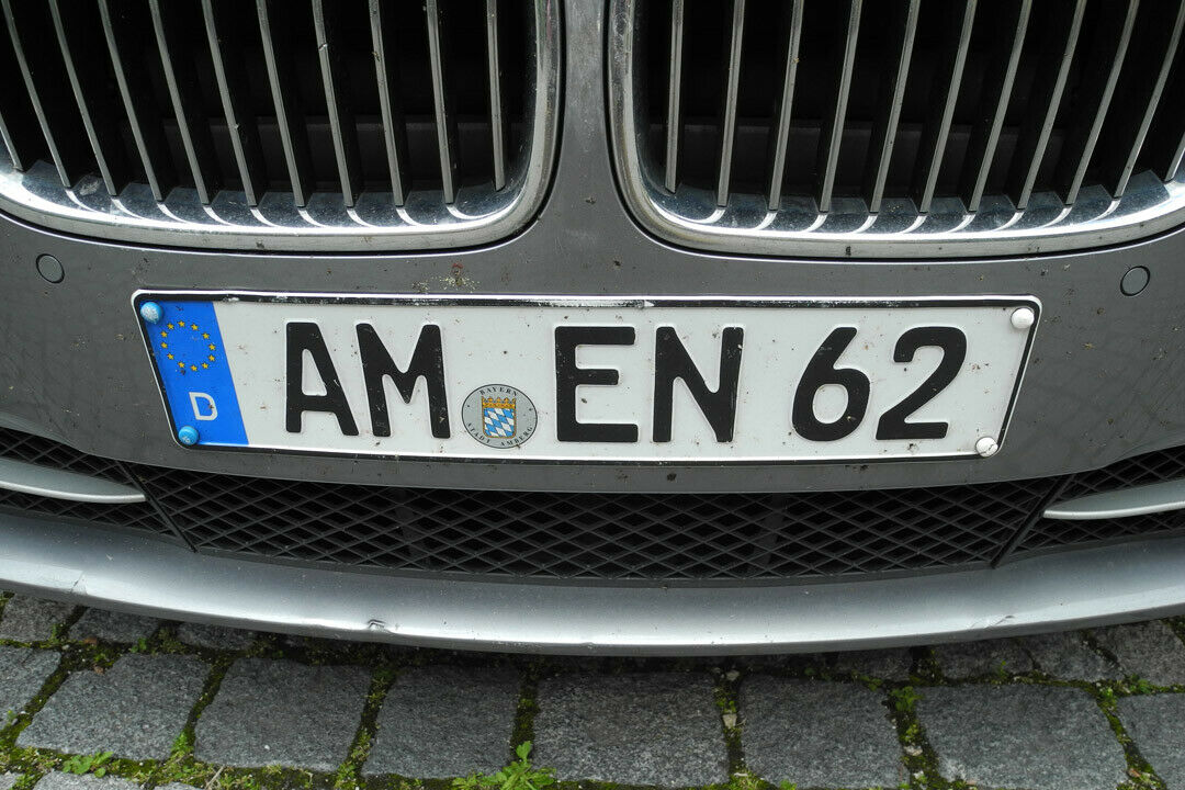 Wunschkennzeichen können auch in Deutschland bestellt werden. Die Auswahlmöglichkeiten sind aber beschränkter als bei unserem Nachbar Tschechien