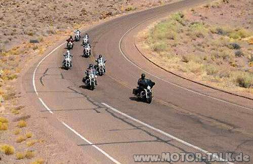 Harley-fahrer-gruppe-linkskurve