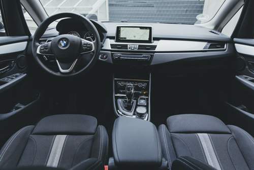Den Innenraum hat BMW mit dem Facelift etwas umgestaltet, e wirkt nun weniger unruhig