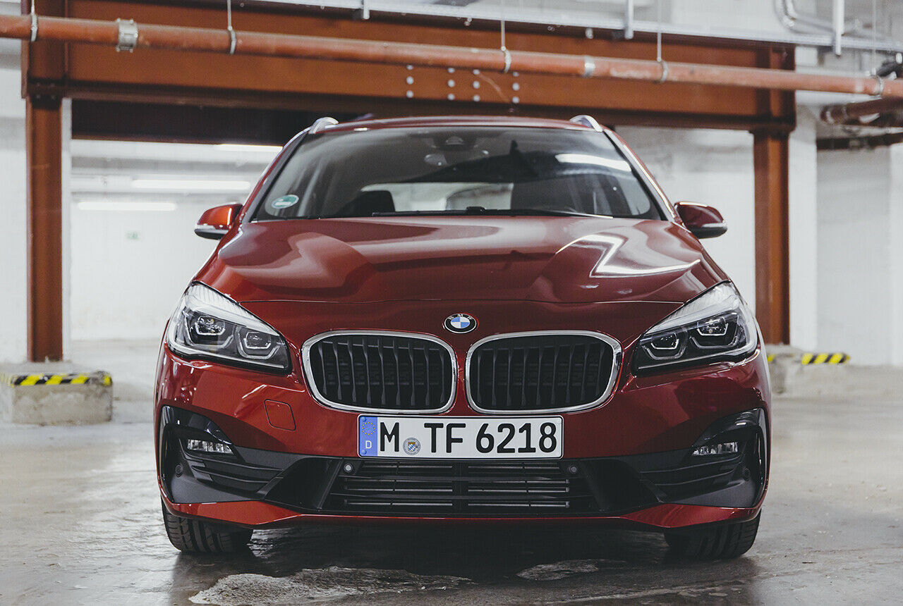 Die typische Doppelniere hat BMW zum Facelift des 2ers leicht vergrößert