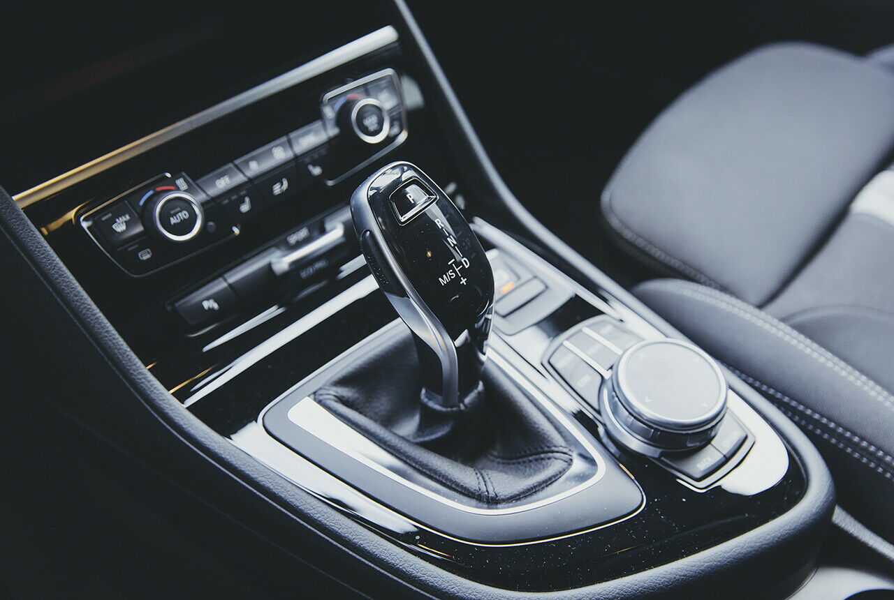 Im 218d arbeitet eine Achtgang-Automatik von Aisin, der Schalthebel wurde zum Facelift auf den "Schuhlöffel" umgestellt
