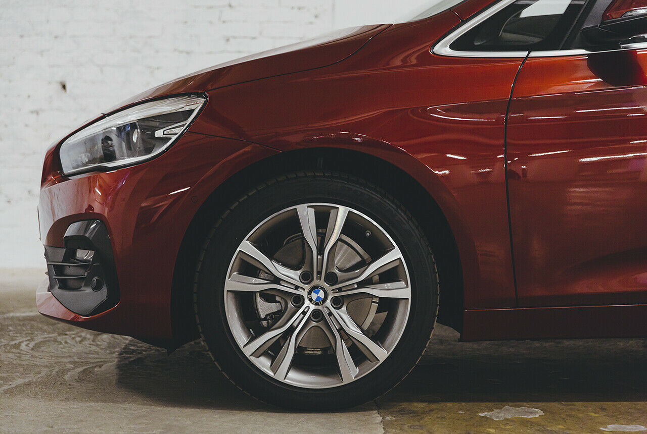 Die 18-Zoll-Felgen an unserem 218d kosten 1.710 Euro Aufpreis und dürften den Abrollkomfort nicht unbedingt verbessern