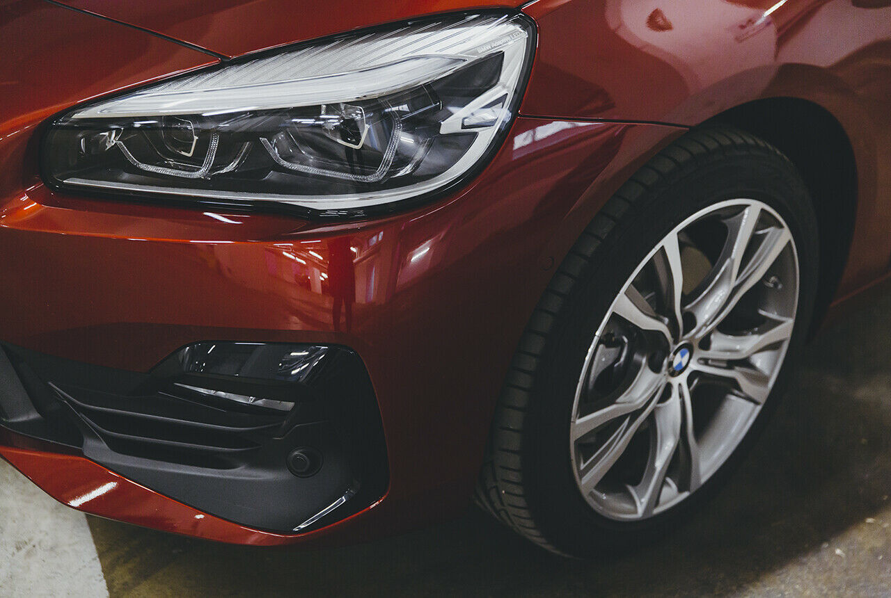 LED-Scheinwerfer gibt es beim BMW 2er Active Tourer mit der Ausstattung Advantage serienmäßig, adaptiv kosten sie 1.390 Euro Aufpreis