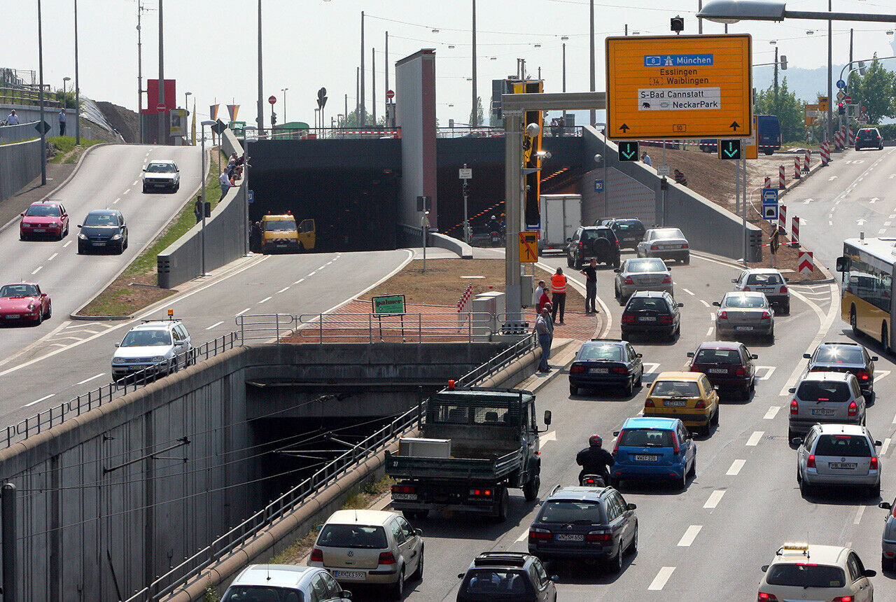 Auf der B10 in Fahrtrichtung stadteinwärts nach Stuttgart fand ein mutmaßliches Autorennen mit Unfallfolge statt. Die Polizei sucht Zeugen (Symbolbild)
