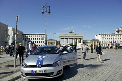 Die internationale Spritspar-Rallye "Think Blue World Championship" startete am Brandenburger Tor in Berlin