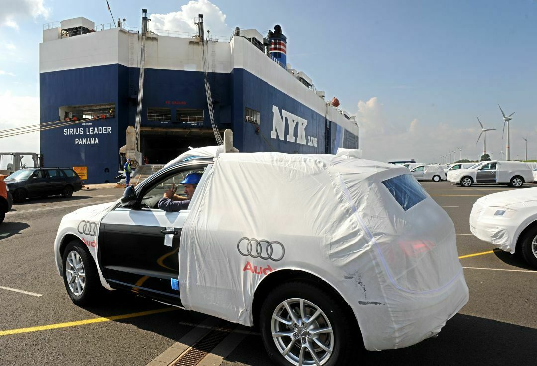 Verschiffung von Neuwagen am VW-Terminal in Emden: Das geplante Freihandelsabkommen mit den USA könnte der Industrie Milliardeneinsparungen bringen