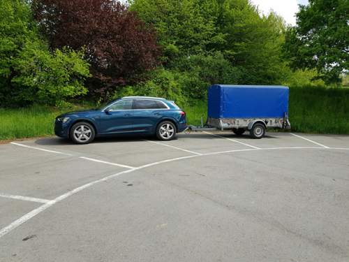 Etron mit Anhänger