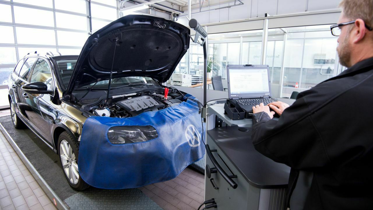 Die Diesel-Rückrufe bei VW brachten Nachbesserungen am Auto in die öffentliche Debatte. Die öffentlich verfügbaren Informationen sind jedoch dürftig, befinden Verbraucherschützer