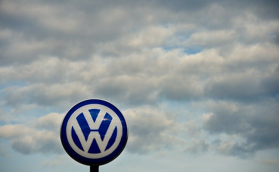 VW steht im Verdacht, mit einer speziellen Software das Abgas-Kontrollsystem so gesteuert zu haben, dass es sich nur bei offiziellen Emissionstests aktiviert