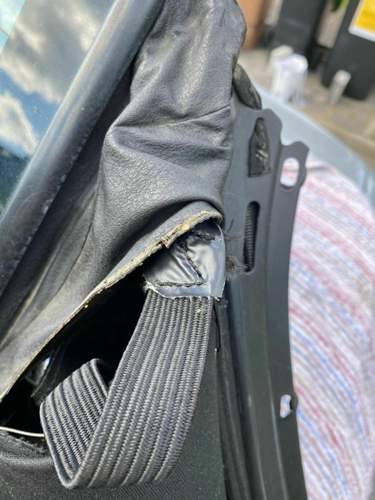 Neues Gummi an der Lasche der Wassertasche angenaeht..jpg