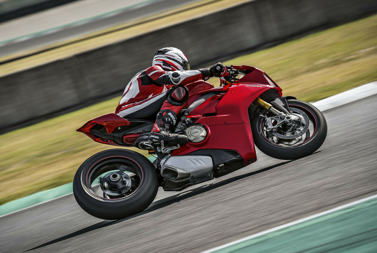 Der Supersportler schöpft mehr als 200 PS aus einem V4-Motor - ein Novum für Ducati