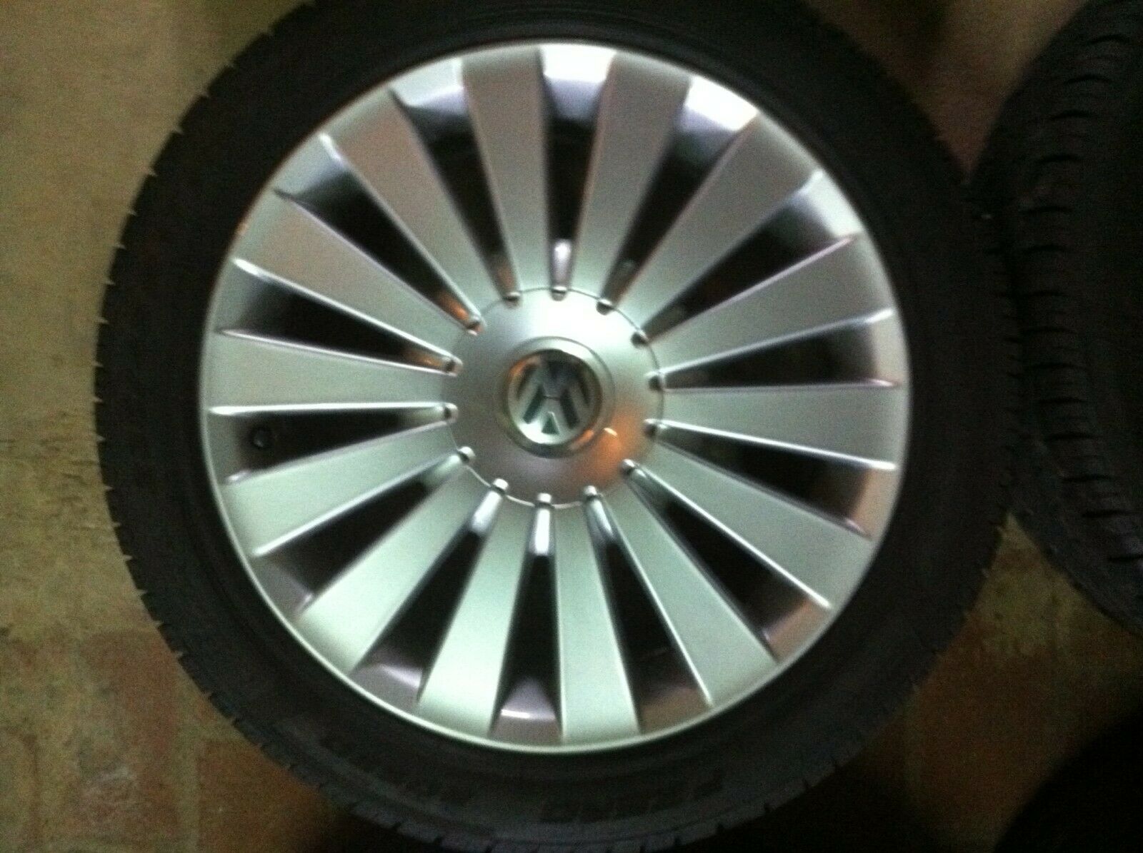 Verkaufe 4 Macau Kompletträder mit 235/45/R17 97W Pirelli Sommerreifen