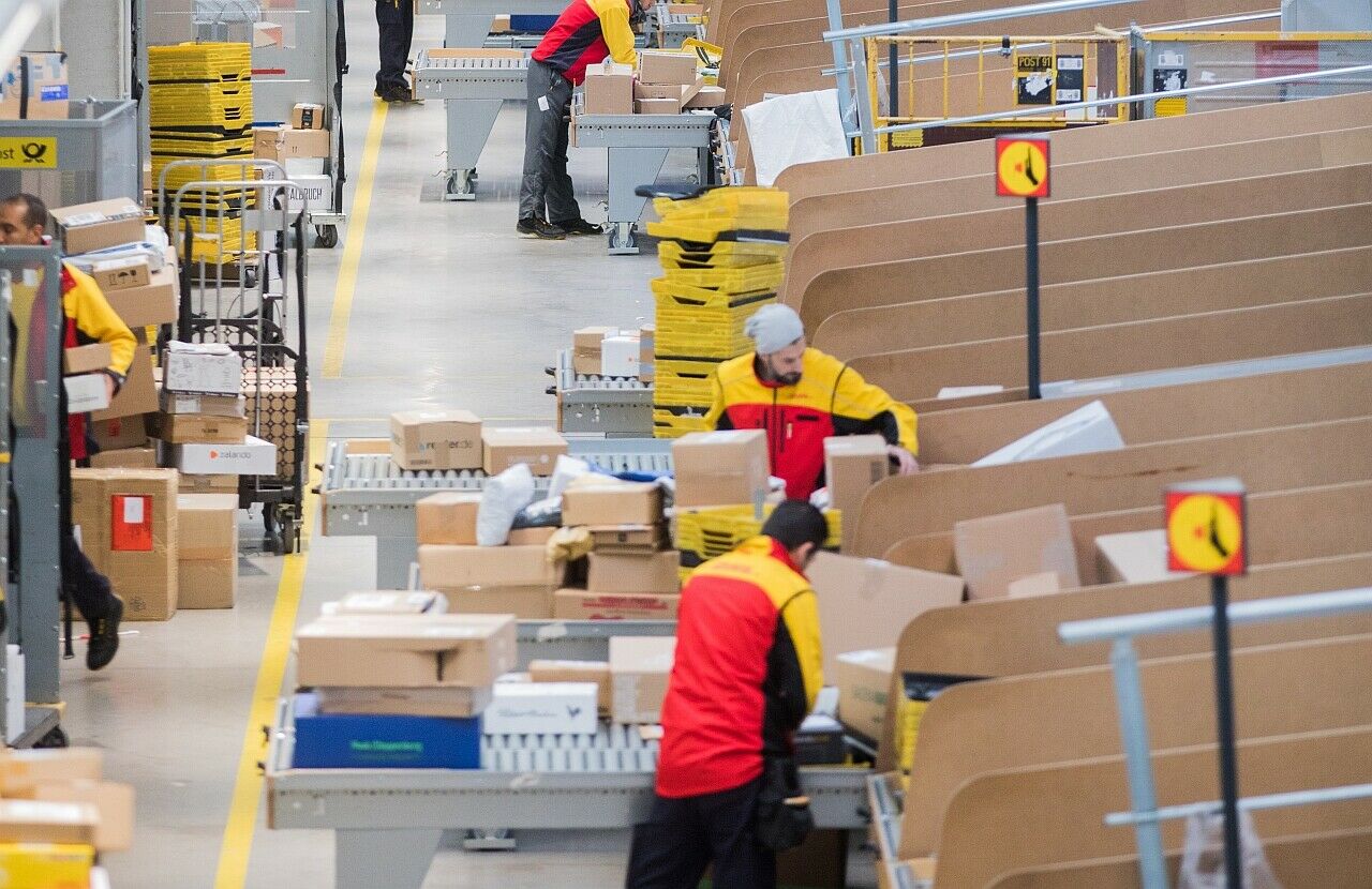 DHL-Zustellbasis in Düsseldorf : Der zunehmende Frachtverkehr auf der Straße ist laut Umwelt-Bundesamt ein Grund für zunehmende CO2-Emissionen im Straßenverkehr