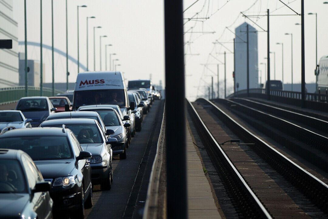 Ob mit dem Auto oder der Bahn zur Arbeit: Das Unternehmen darf dem Angestellten keine Vorschriften über die Wahl des Verkehrsmittels machen