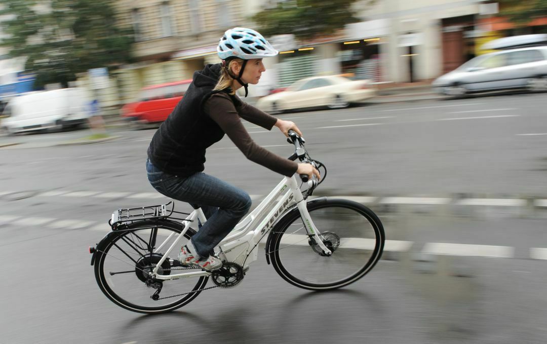 Sicher unterwegs: Derzeit besteht für Fahrradfahrer und E-Bike-Fahrer keine Helmpflicht. SPD-Politiker Burkert möchte das ändern