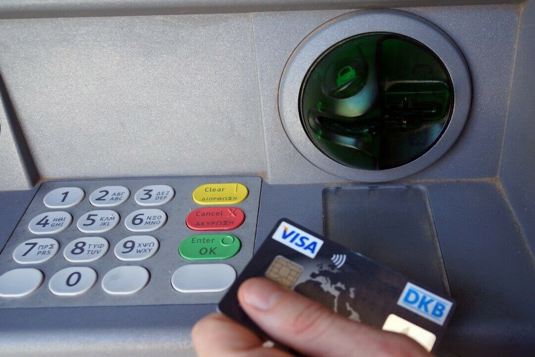 Der ADAC rät, EC-Karte, Kreditkarte, ausreichend Bargeld und gegebenenfalls Travellerschecks nach Griechenland mitzunehmen