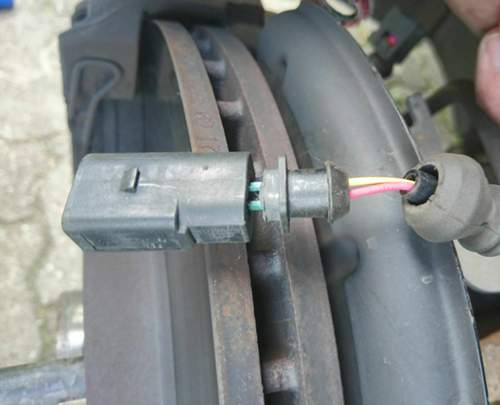 Bremsverschleissanzeige Stecker gebrochen.jpg