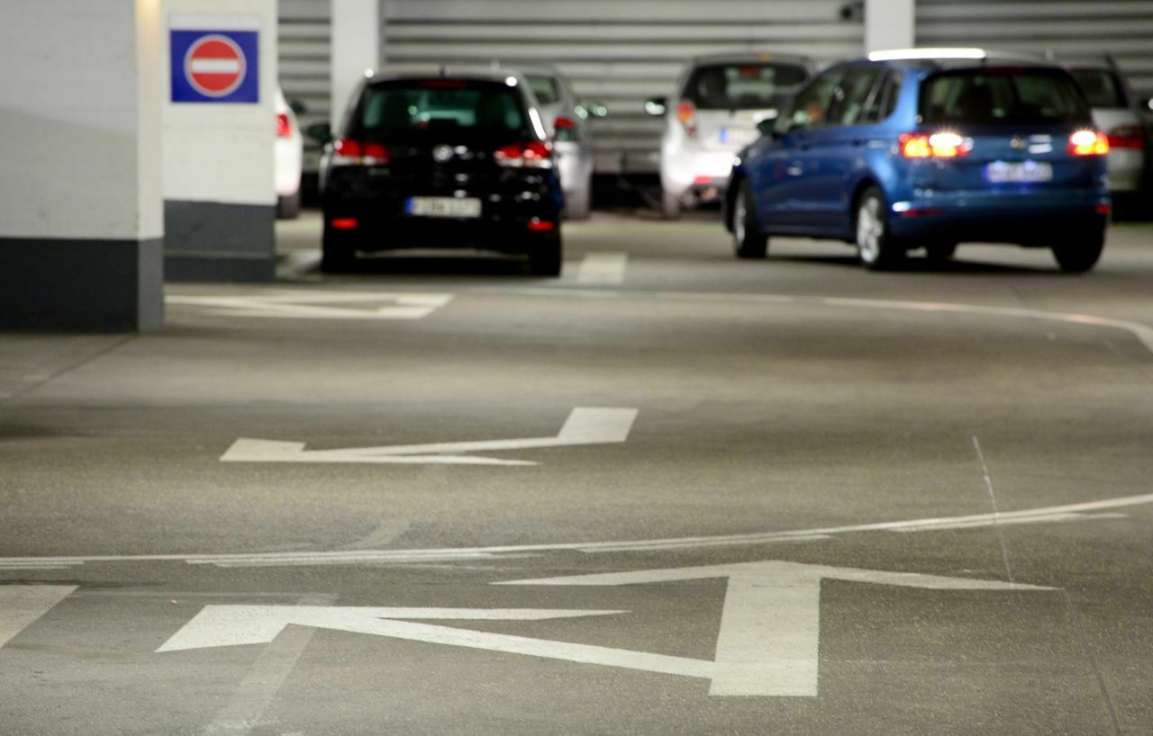 Fehlende Übersicht oder fehlende Achtsamkeit beim Ausparken: Unfallforscher fordern eine schnellere Marktdurchdringung autonomer Bremsassistenten