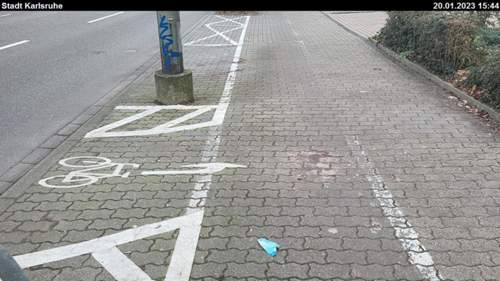 Hinter dem Pfeiler der Parkplatz