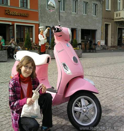 Pinky-girls-vespe
