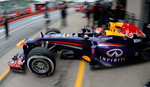 Ein Blick in die Boxengasse während des zweiten Trainings: Sebastian Vettel im Red Bull
