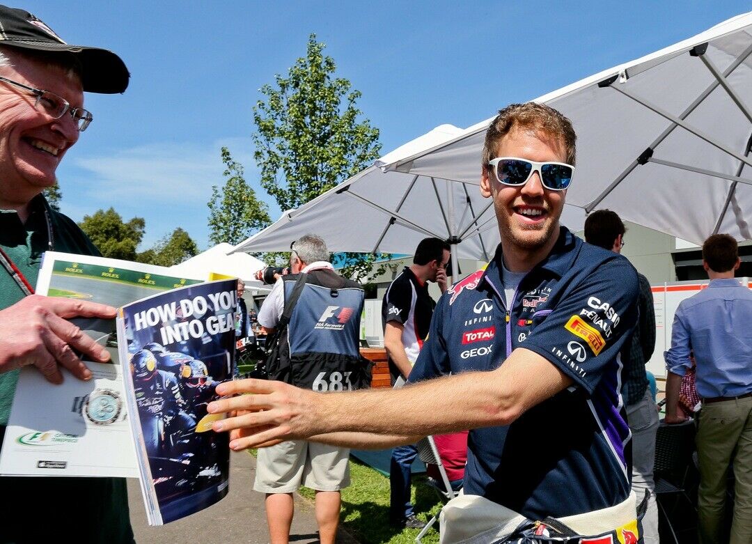 Im Fahrerlager in Melbourne schrieb Vettel einige Autogramme, dann rief die Arbeit