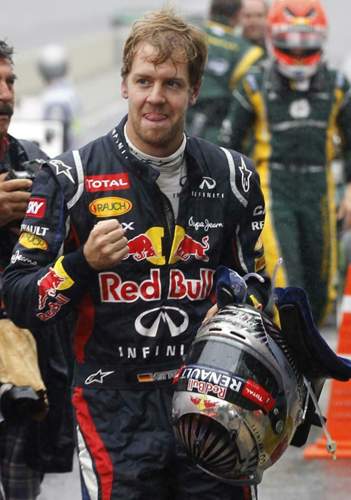 Vettel feiert nach dem chaotischen Rennen in Brasilien.