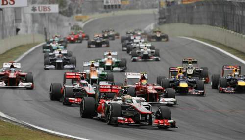 Schock: beim Start verliert Sebastian Vettel (ganz rechts) wertvolle Plätze. Alonso (ganz links) fährt auf den 3. Rang vor.