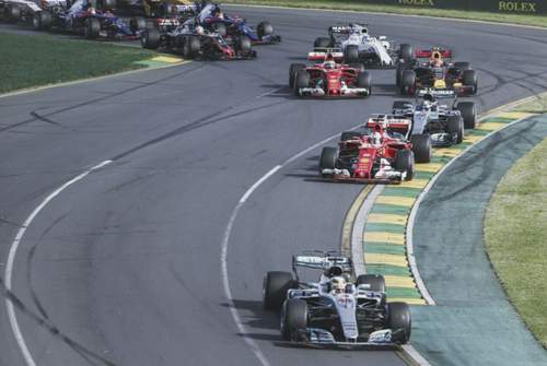 Lewis Hamilton im Mercedes führt das Feld in die erste Kurven des GP von Australien