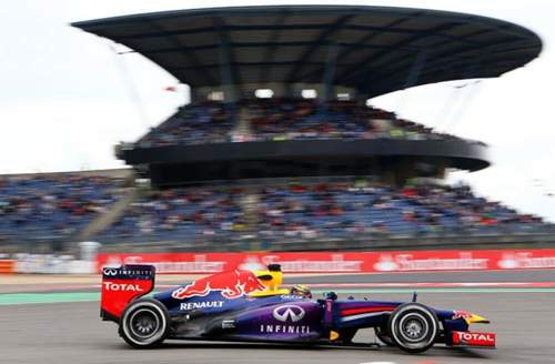 Sebastian Vettel vor der Mercedes-Kurve am Nürburgring