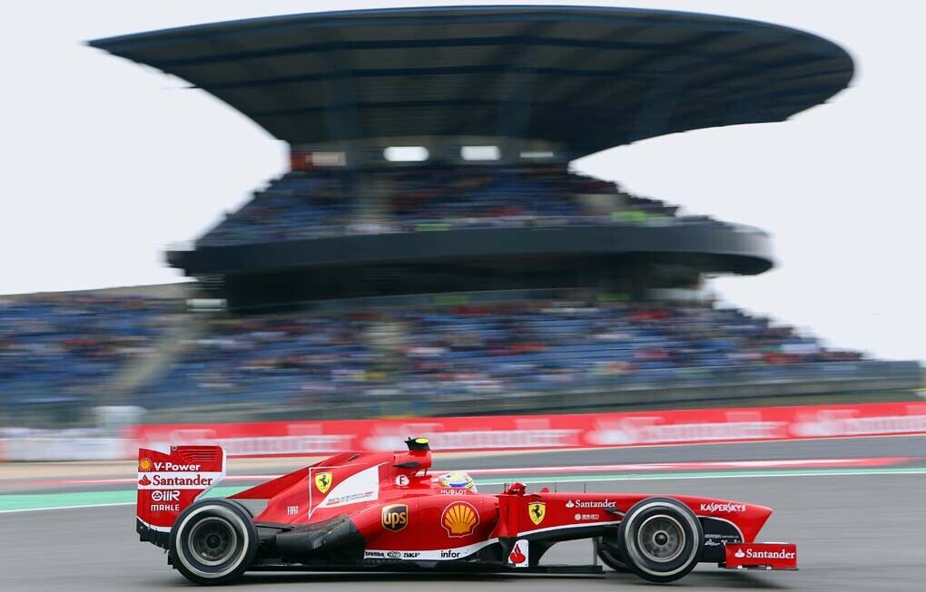 Felipe Massa vor der Mercedes-Kurve