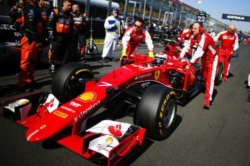Vor dem Start: Vettel mit seinem Ferrari namens Eva