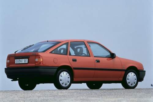 Als Kombi gab es den Vectra A nie. Doch der Hype um die alternativ zum Stufenheck angebotene Fließheck-Variante war groß und lange