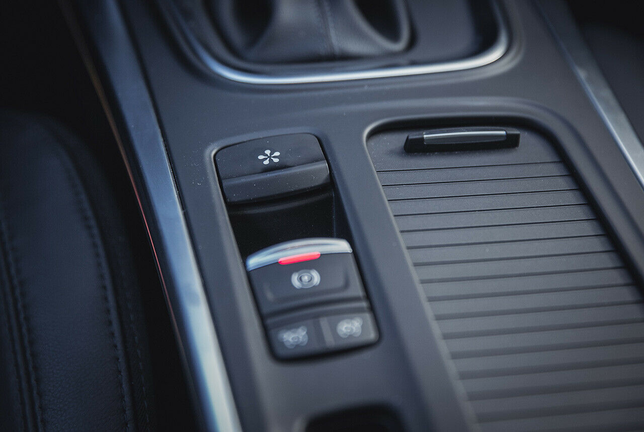 Der unscheinbare Knopf auf dem Mitteltunnel steuert das Multi-Sense - und damit fast alles am Auto