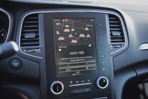 Berlin und die Baustellen: Das große Infotainmentsystem mit 8,7-Zoll-Touchscreen kostet für die Bose-Edition 300 Euro Aufpreis, Navi ist inklusive