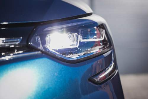 Die Voll-LED-Scheinwerfer sind Teil des "Night-Pakets" für 1.190 Euro, dazu gibt es ein Head-up-Display