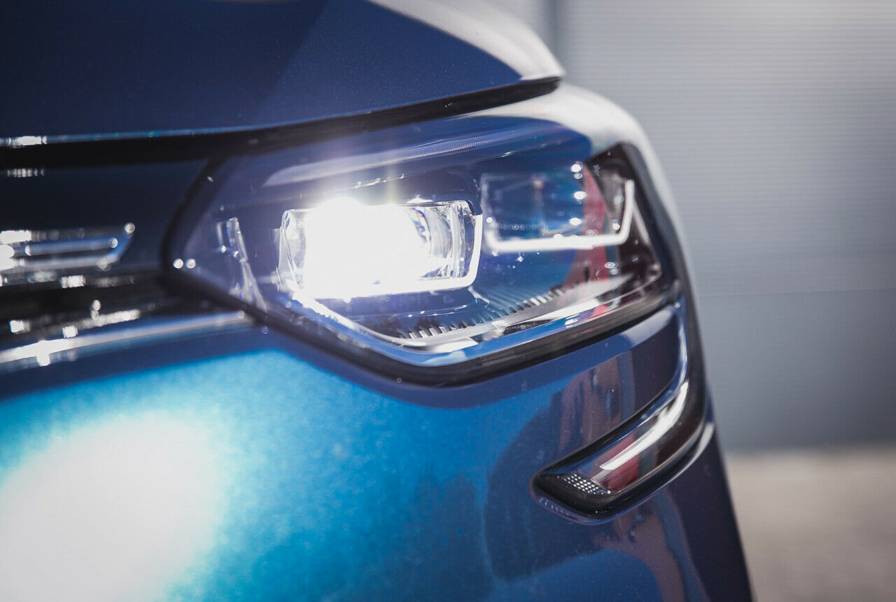 Die Voll-LED-Scheinwerfer sind Teil des "Night-Pakets" für 1.190 Euro, dazu gibt es ein Head-up-Display