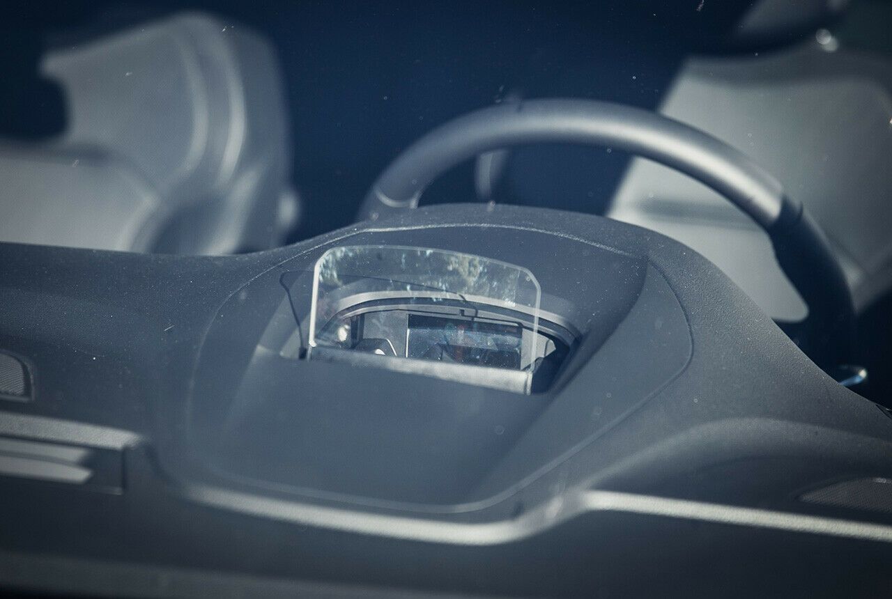 Das Head-up-Display ist von der Sorte "kleine Scheibe vor großer Scheibe". Wir haben es kaum benutzt