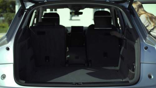 Audi verspricht einen größeren Kofferraum. Wir erkennen Rear-Seat-Entertainment und ein großes Display auf dem Armaturenbrett
