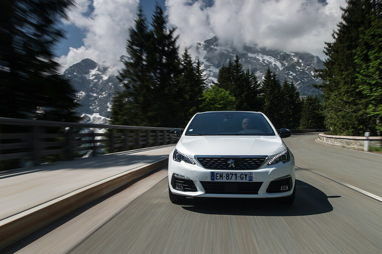 Der Löwe, das Markenemblem von Peugeot, sitzt jetzt im Kühlergrill