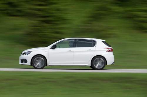 Auf den ersten und auch auf den zweiten Blick kann man das Facelift-Modell des Peugeot 308 kaum vom Original unterscheiden - außer von vorn