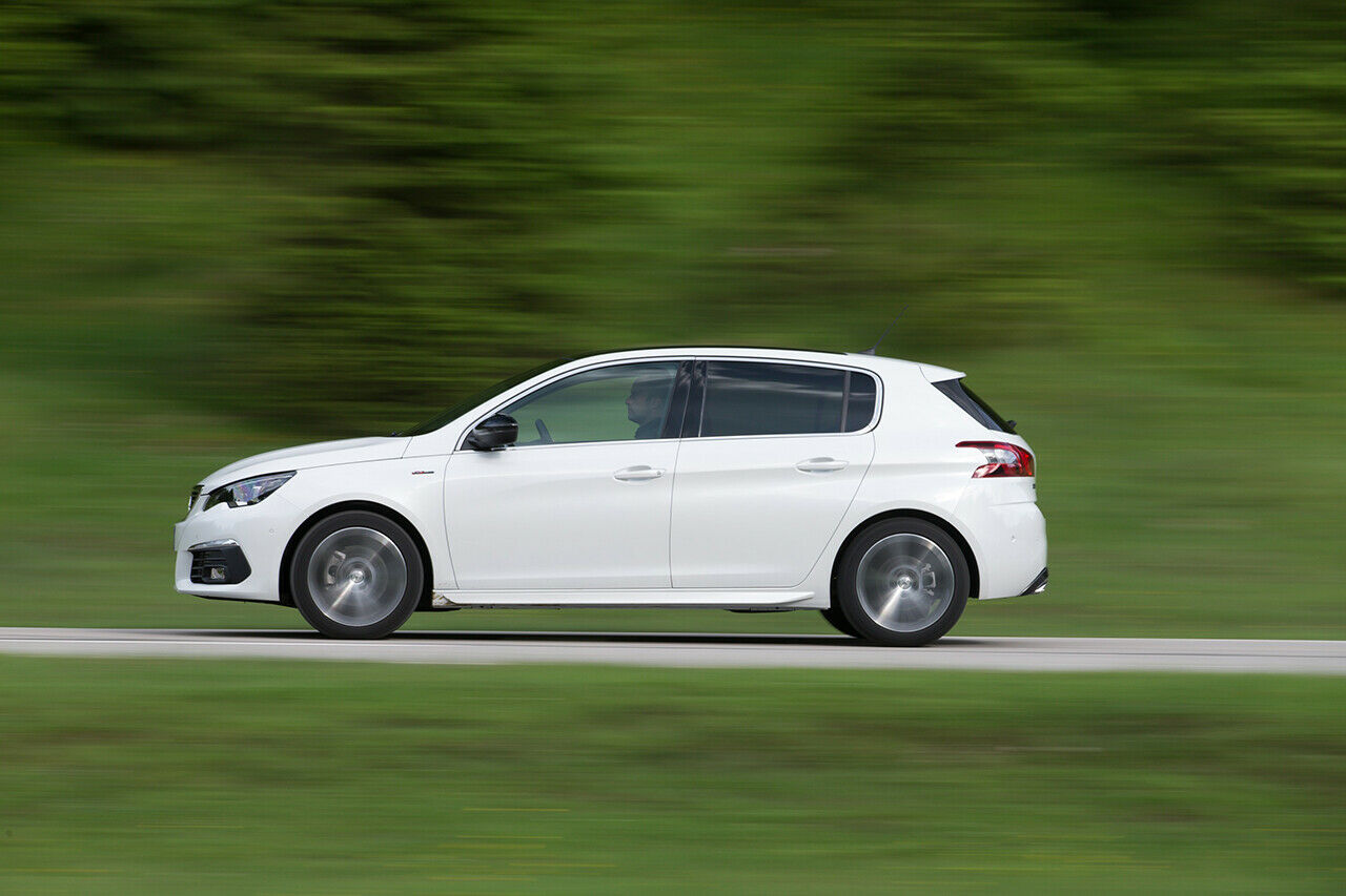 Auf den ersten und auch auf den zweiten Blick kann man das Facelift-Modell des Peugeot 308 kaum vom Original unterscheiden - außer von vorn