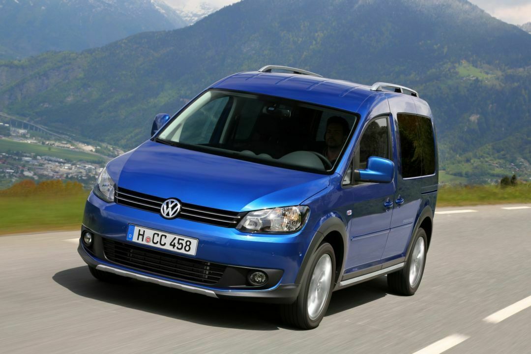 An der Front des VW Cross Caddy gibt es silberne Akzente, ebenso an der Seite und am Dach