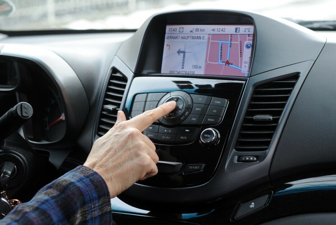 Ist das Auto zum Beispiel mit dem Terminkalender vernetzt, kann das Navi aufgrund der Verkehrssituation andere Routen vorschlagen, damit der Fahrer zu spät kommt