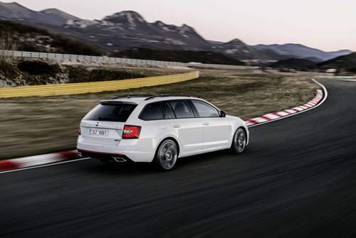 Der RS-Benziner fährt mit Frontantrieb und Differenzialsperre. Den Diesel verkauft Skoda optional mit Allradantrieb
