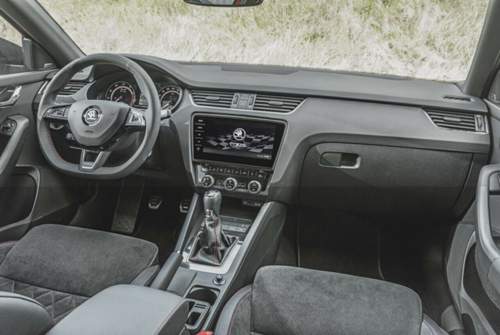 Cockpit: Rote Zierleisten sorgen fürs sportliche Ambiente - das außerdem mit Ambientelicht ausgeleuchtet wird