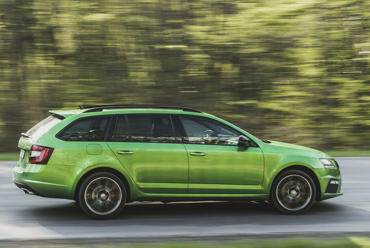 Der Octavia RS liegt 1,5 Zentimeter tiefer als der Standard-Octavia und federt spürbar straffer
