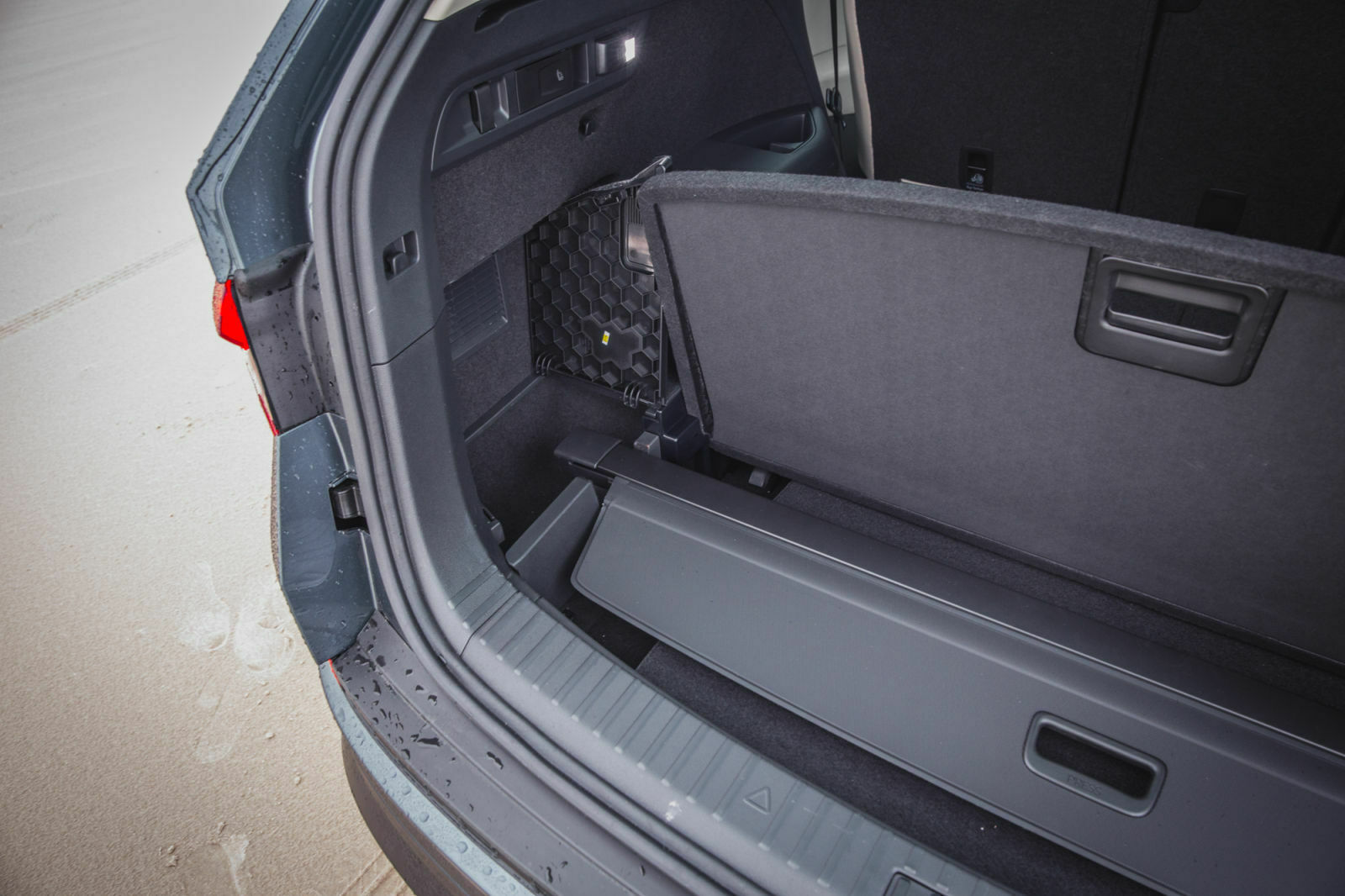 Praktisch: Die Laderaumabdeckung passt unter den doppelten Kofferraumboden (Skoda Kodiaq)